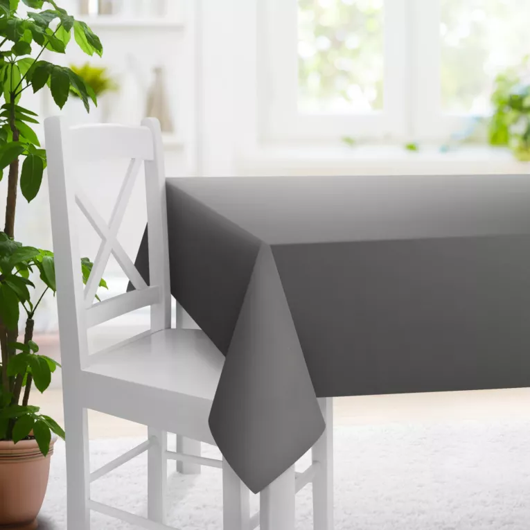 Obrus szyty ciemnostalowy z gładkiej zaciemniającej tkaniny typu dimout