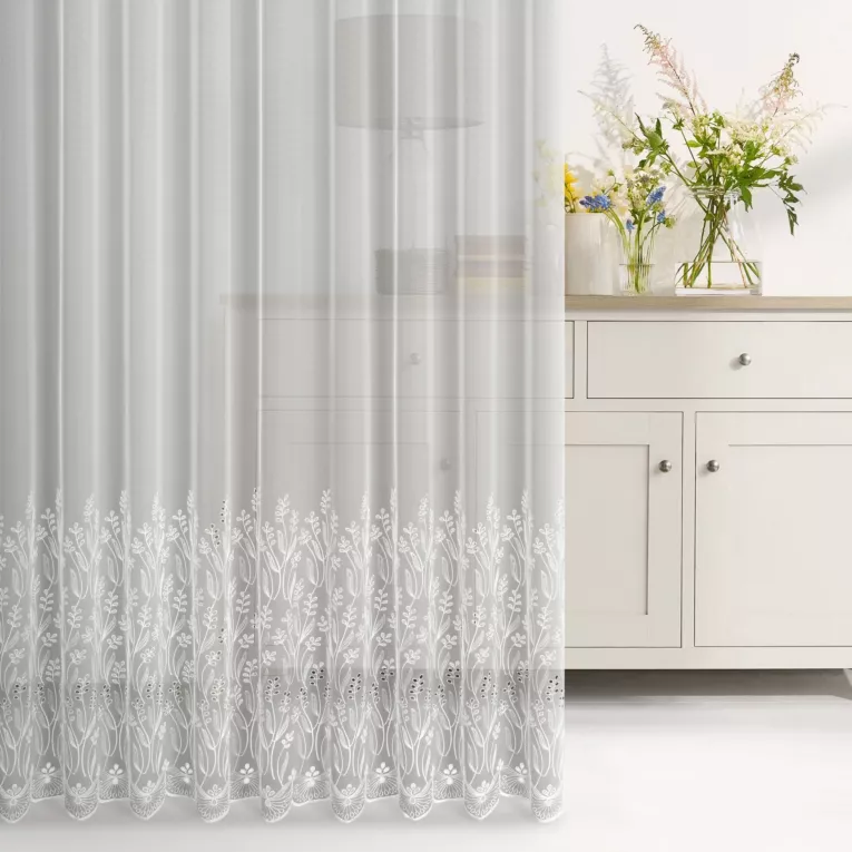Firana szyta na tunelu biała z delikatnej tkaniny typu PERU matowe, zdobionej pięknym, oryginalnym haftem