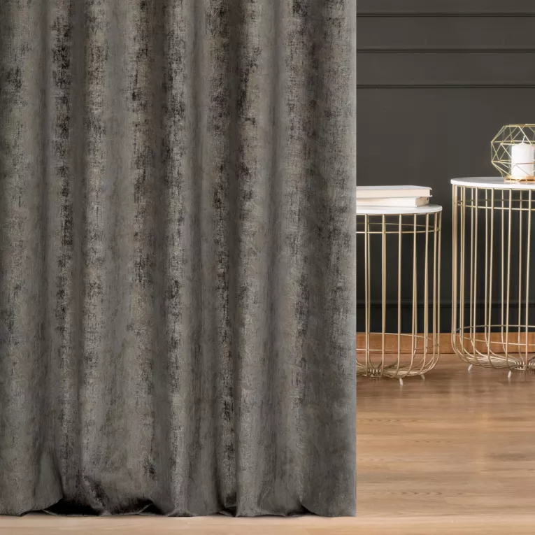 Tkanina zasłonowa z welwetu zdobiona delikatnym ornamentowym wzorem z błyszczącą przecierką Eurofirany