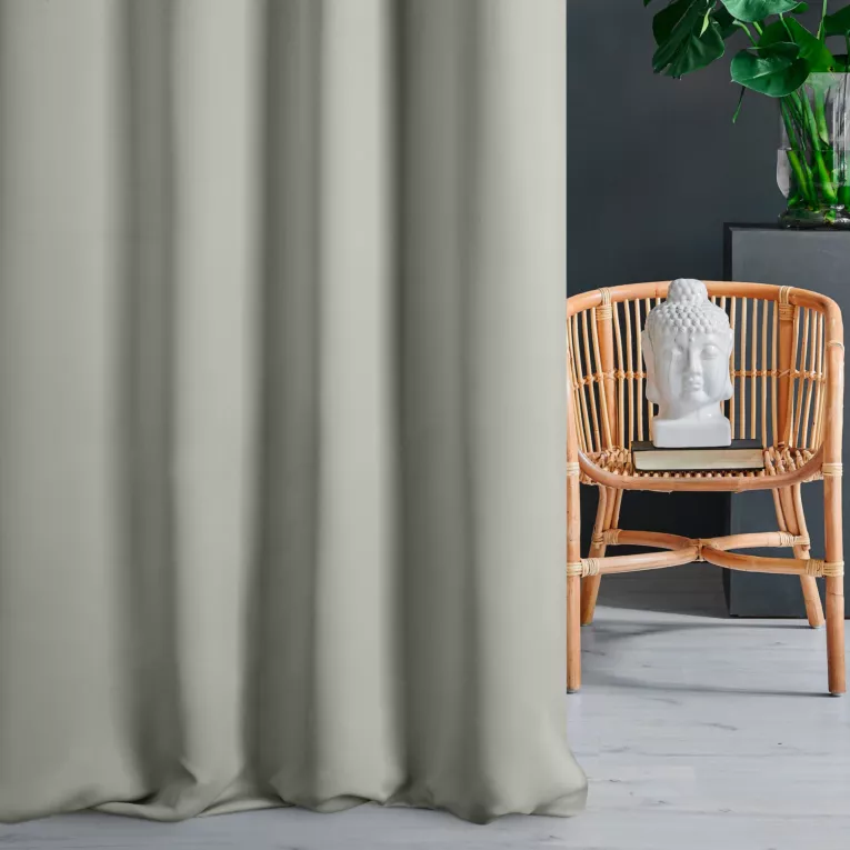 Zasłona szyta na taśmie 8 cm jasnosrebrna z gładkiej tkaniny typu dimout