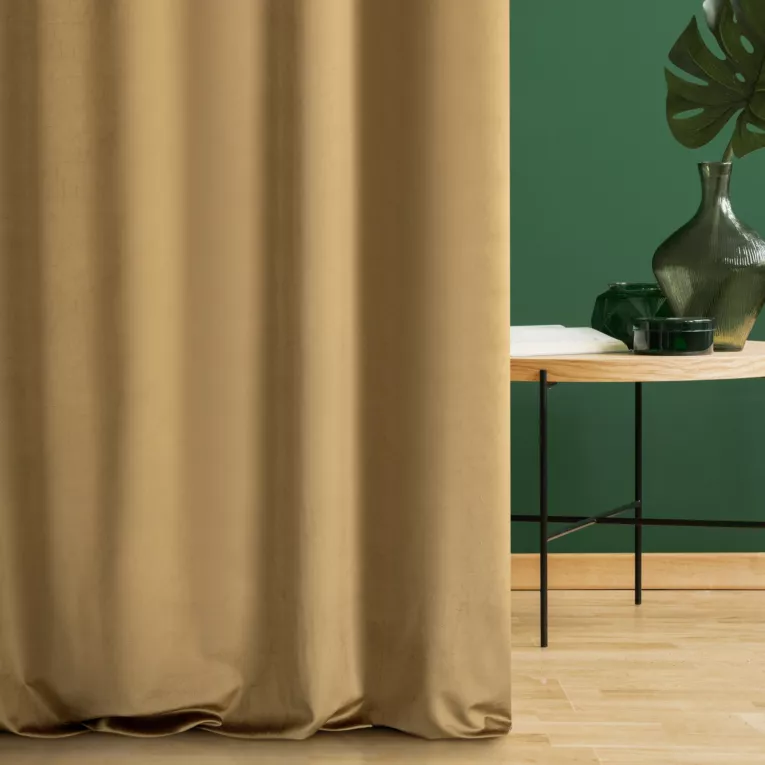 Zasłona szyta na taśmie 8 cm ENYA jasnobrązowa z miękkiej półmatowej tkaniny welwetowej