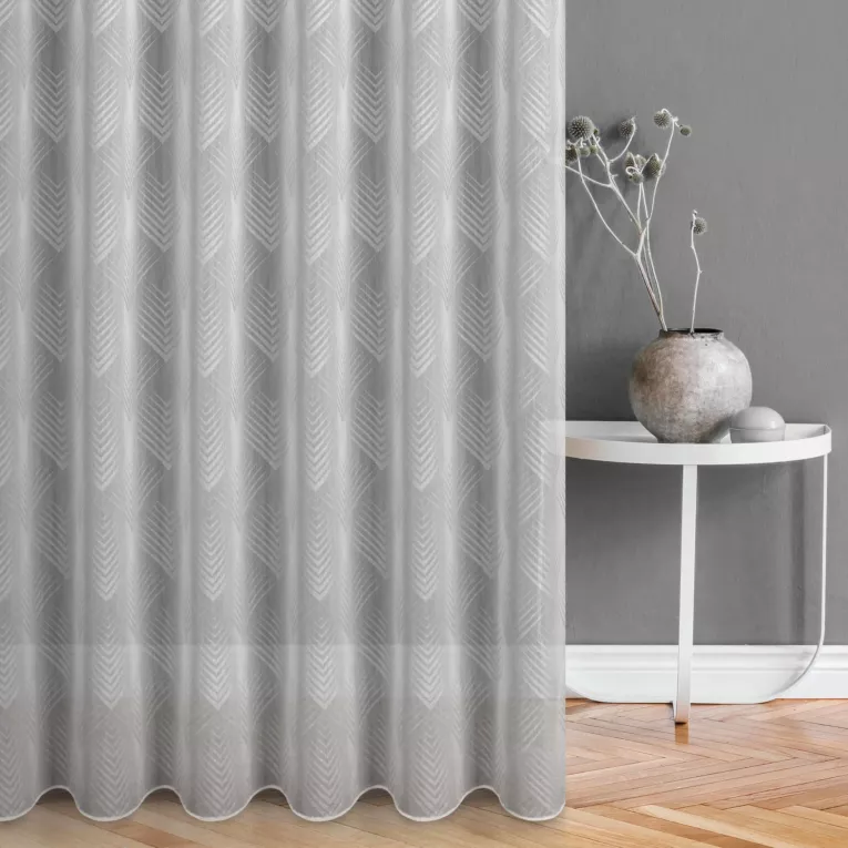 Firana szyta na flexach biało srebrna z tkaniny typu BATYST z delikatnie połyskującym, geometrycznym nadrukiem na całości tkaniny, wykończona obciążnikiem