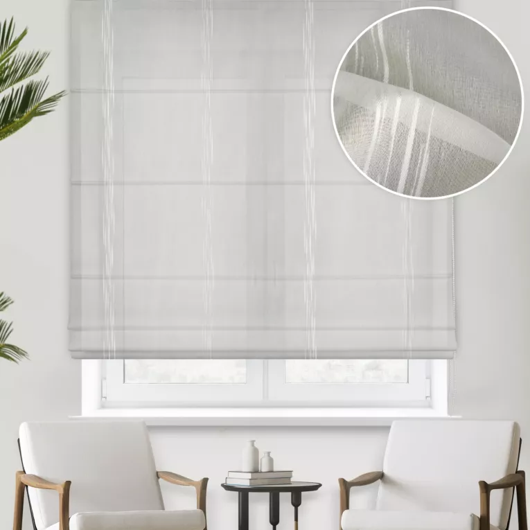 Roleta rzymska kremowa zdobiona pionowymi pasami, wykończona obciążnikiem