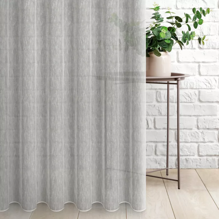 Firana szyta na taśmie 5 cm popielata z matowej tkaniny o naturalnym wyglądzie, z efektem deszczyku, wykończona obciążnikiem
