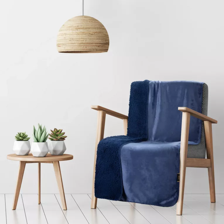 Narzuta, koc  na fotel 70x160 cm granatowa z miękkiego polaru ze strukturą baranka TEDY EUROFIRANY PREMIUM