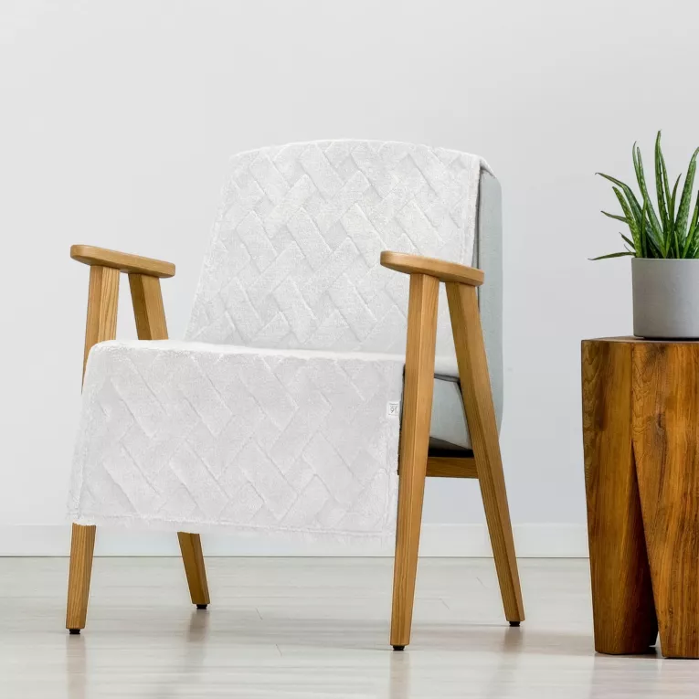 Narzuta na fotel-koc flano 70x160 cm biała zdobiona wytłaczanym wzorem CARO DESIGN 91 Eurofirany