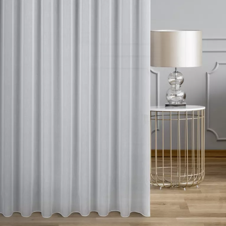 Firana szyta na przelotkach biała z efektem deszczyku, wykończona obciążnikiem