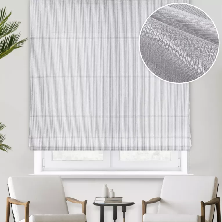 Roleta rzymska jasnoszara z drobnej siatki w pionowe prążki, wykończona obciążnikiem