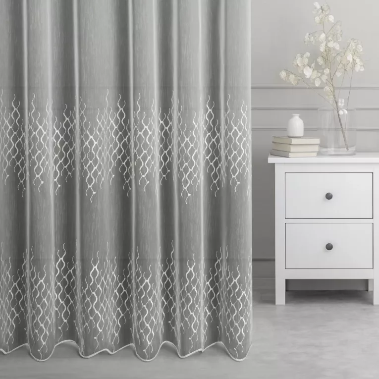 Firana szyta na przelotkach kremowa z matowej tkaniny haftowanej w pasowy geometryczny wzór