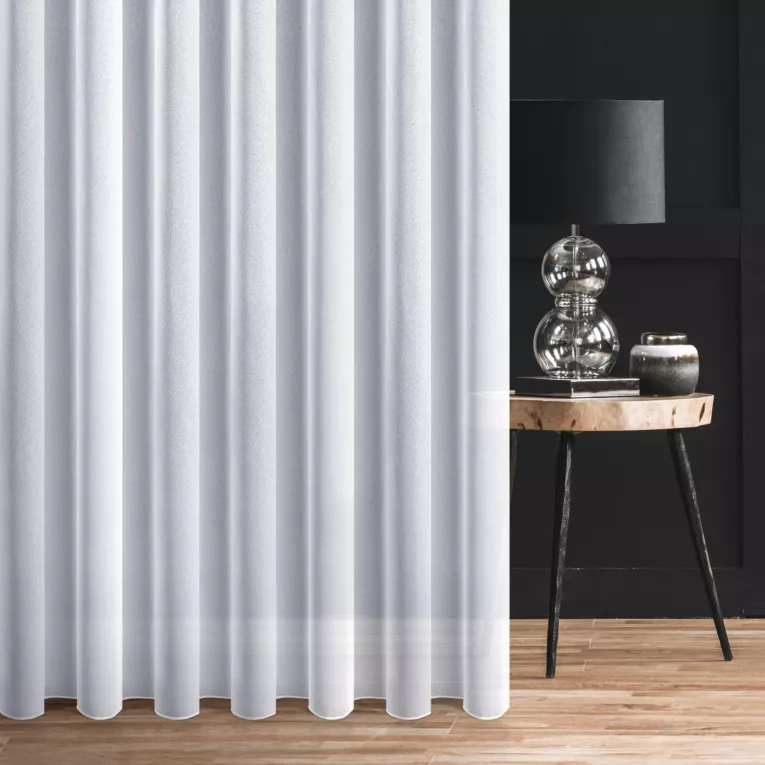 Firana szyta na tunelu biała z gładkiej markizety o gęstym splocie i subtelnym połysku wykończona obciążnikiem