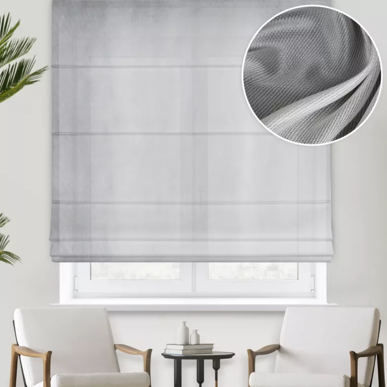 Roleta rzymska jasnoszara z półprzezroczystej tkaniny o perłowym połysku, wykończonej obciążnikiem