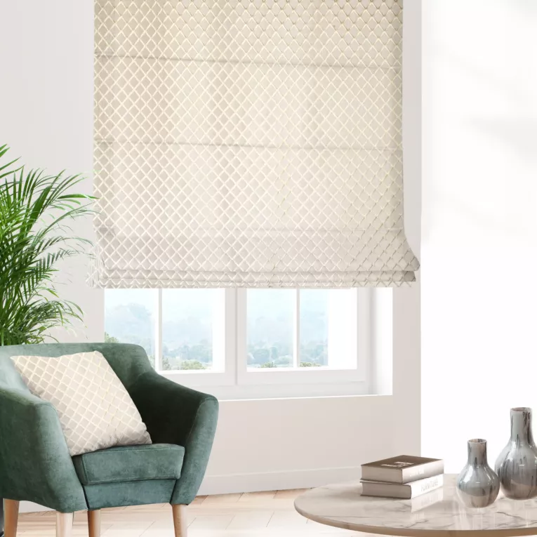 Roleta rzymska kremowo złota z szenilowej tkaniny w drobny geometryczny wzór przetykany błyszczącą nicią