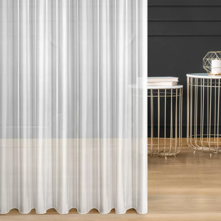 Firana szyta na flexach beżowa z błyszczącej tkaniny wykończonej obciążnikiem