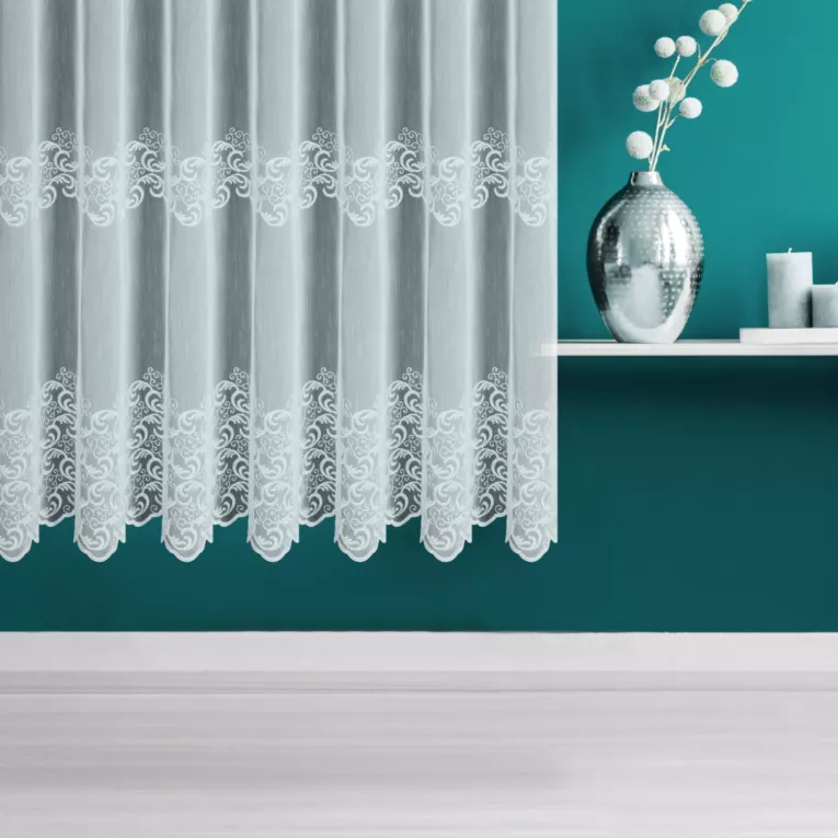 Firana szyta na flexach biała z matowej tkaniny ozdobionej ornamentowym haftem