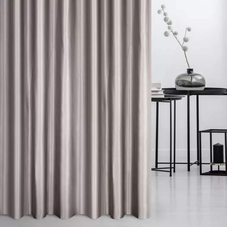 Zasłona szyta na taśmie 8 cm szarobeżowa z tkaniny o satynowym połysku zaciemniającej w 100%