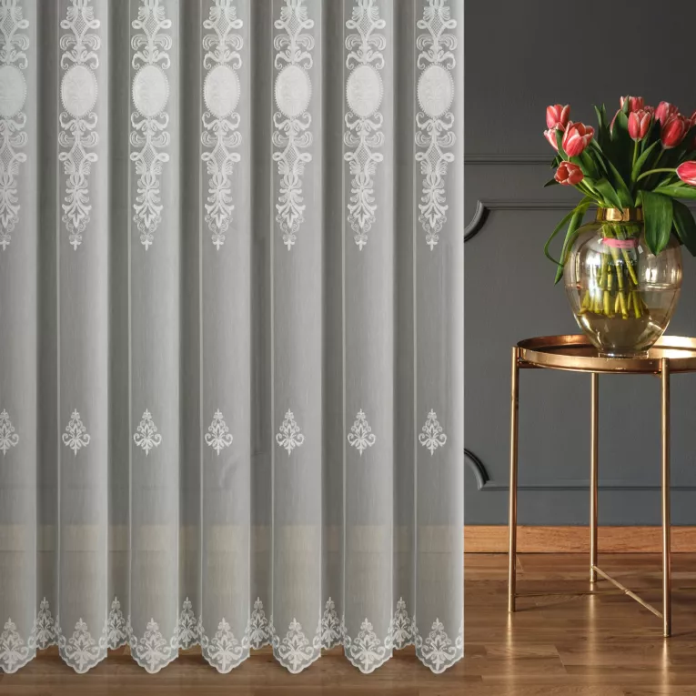 Firana szyta na flexach naturalna z delikatnej tkaniny typu aden, wykończonej kordonkowym haftem