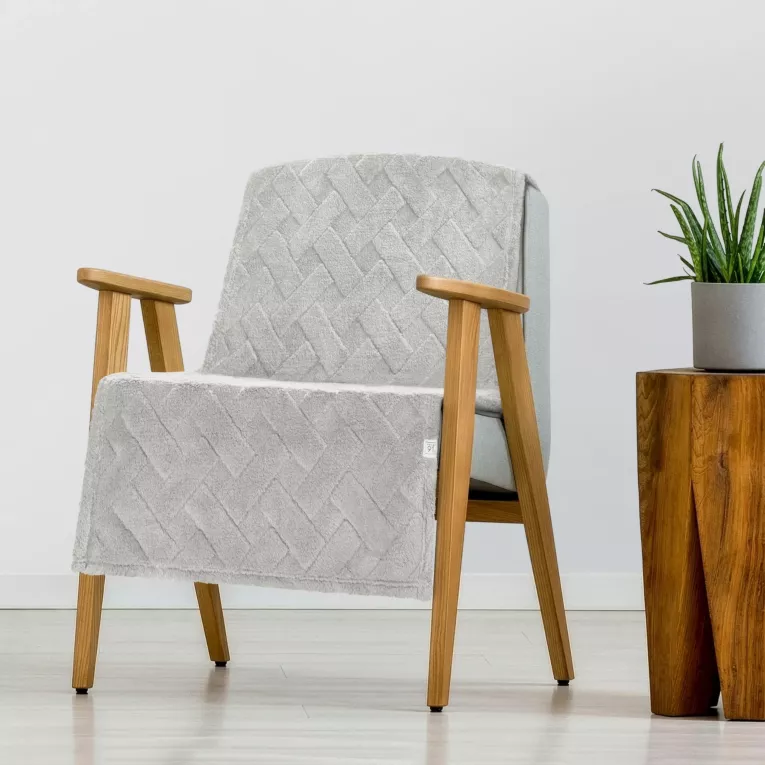 Narzuta na fotel-koc flano 70x160 cm srebrna zdobiona wytłaczanym wzorem CARO DESIGN 91 Eurofirany