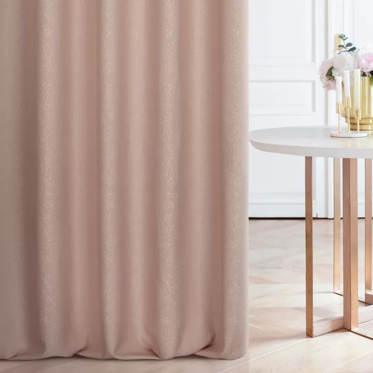 Zasłona szyta na taśmie fala pudrowo różowa z tkaniny z dodatkiem połyskującej nici, z widocznym ozdobnym splotem