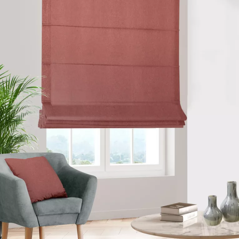 Roleta rzymska wrzosowa z gładkiej, zaciemniającej tkaniny z wyraźnym splotem