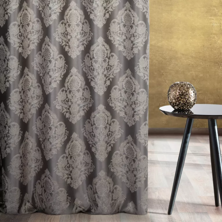 Zasłona szyta na taśmie fala popielato szara tkanina w ornamentowy wzór, z dodatkiem połyskującej nici