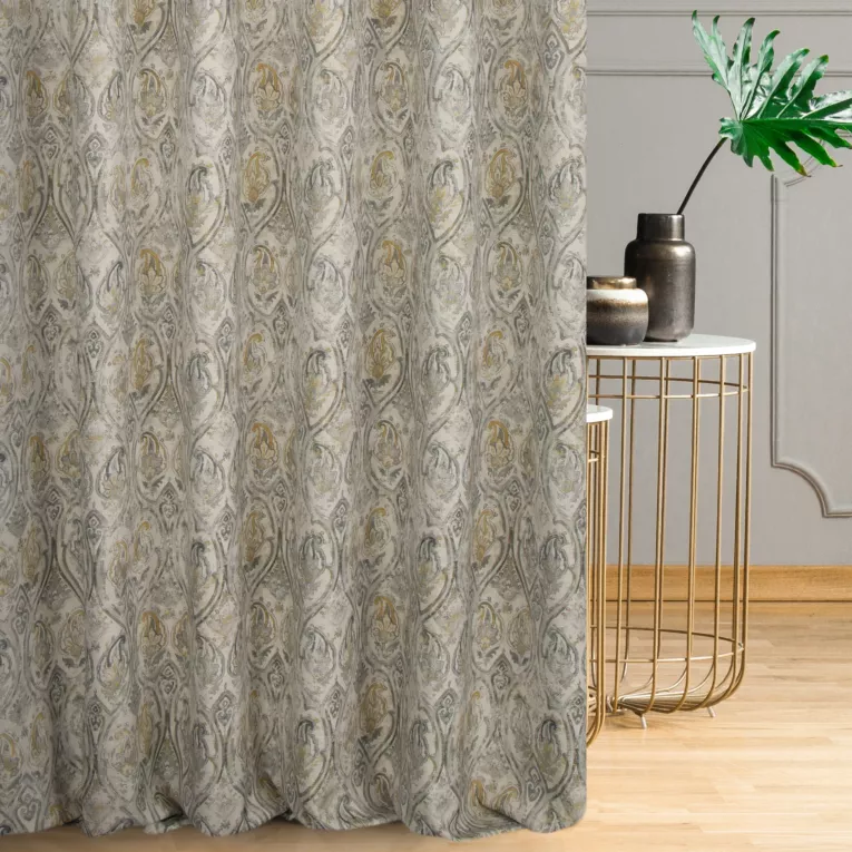 Zasłona szyta na tunelu popielato musztardowa z tkaniny z dodatkiem bawełny i nici metalicznej, o wzorze ornamentowym, zawiera 20% bawełny