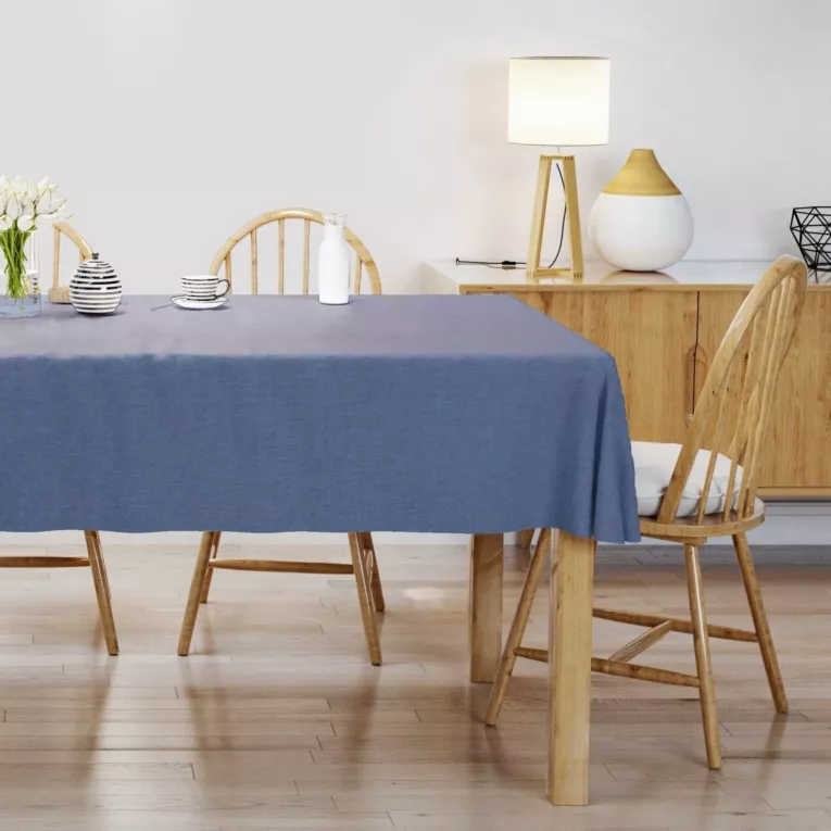Obrus szyty STYLE granatowy o naturalnym charakterze, z widocznym, ozdobnym splotem