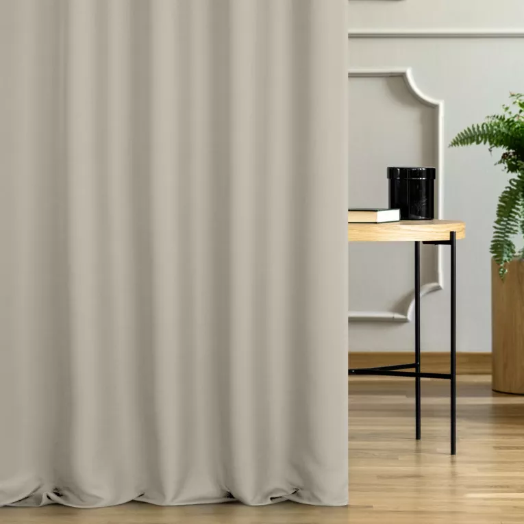 Tkanina zasłonowa zdobiona drobnym wzorem jodełki Eurofirany