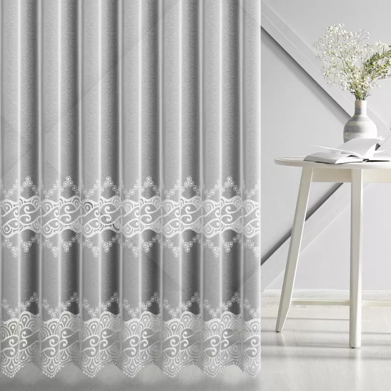 Firana szyta na taśmie 8 cm biała z matowej markizety zdobionej dwoma pasami aplikacji