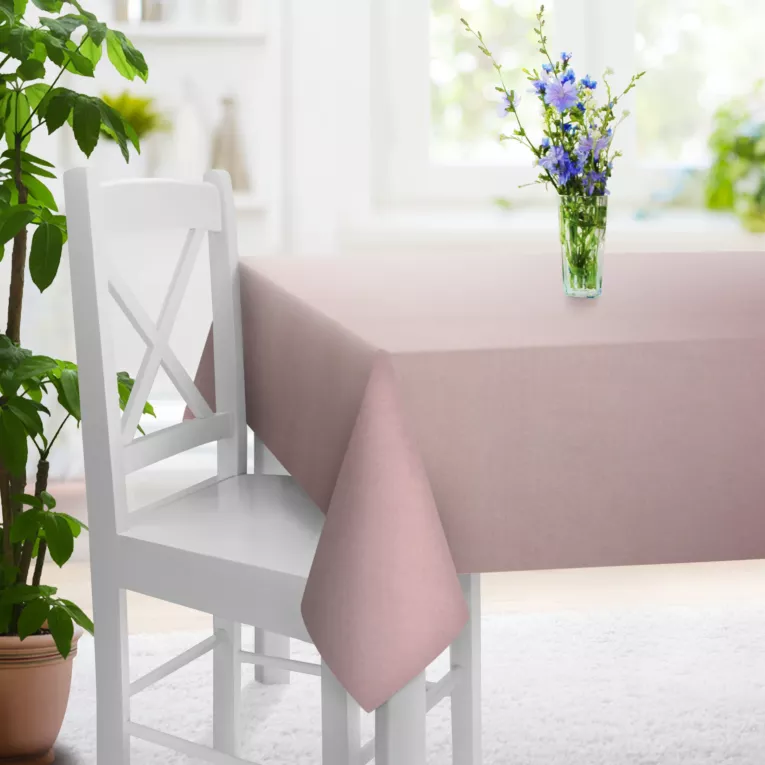 Obrus szyty ciemnoróżowy z miękkiej tkaniny o welurowej strukturze