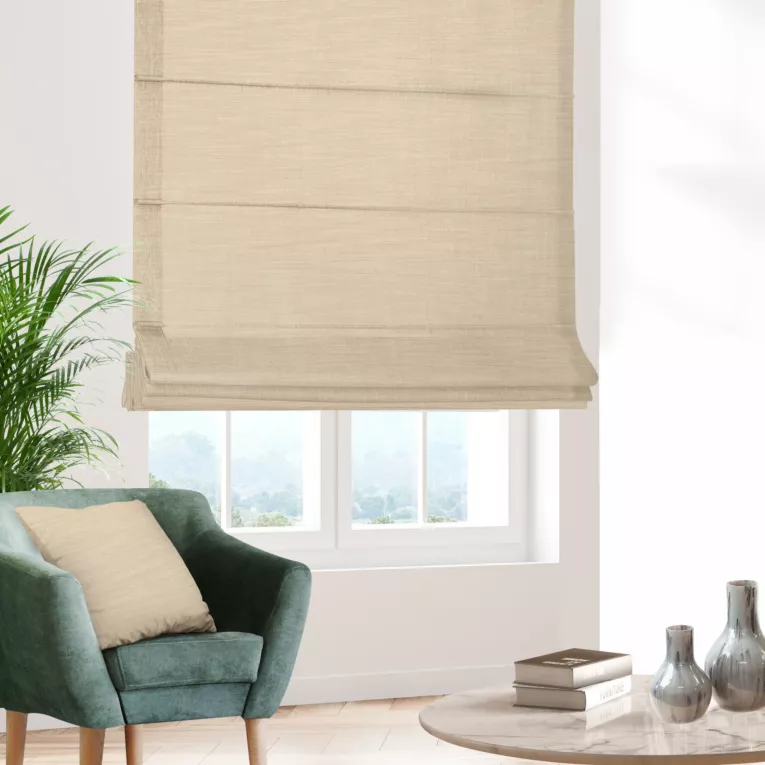 Roleta rzymska beżowa z miękkiej tkaniny o naturalnym splocie w stylu ekologicznym