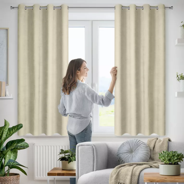 Zasłona jasnobeżowa z tkaniny welurowej 140x120 cm przelotka - Dora Eurofirany