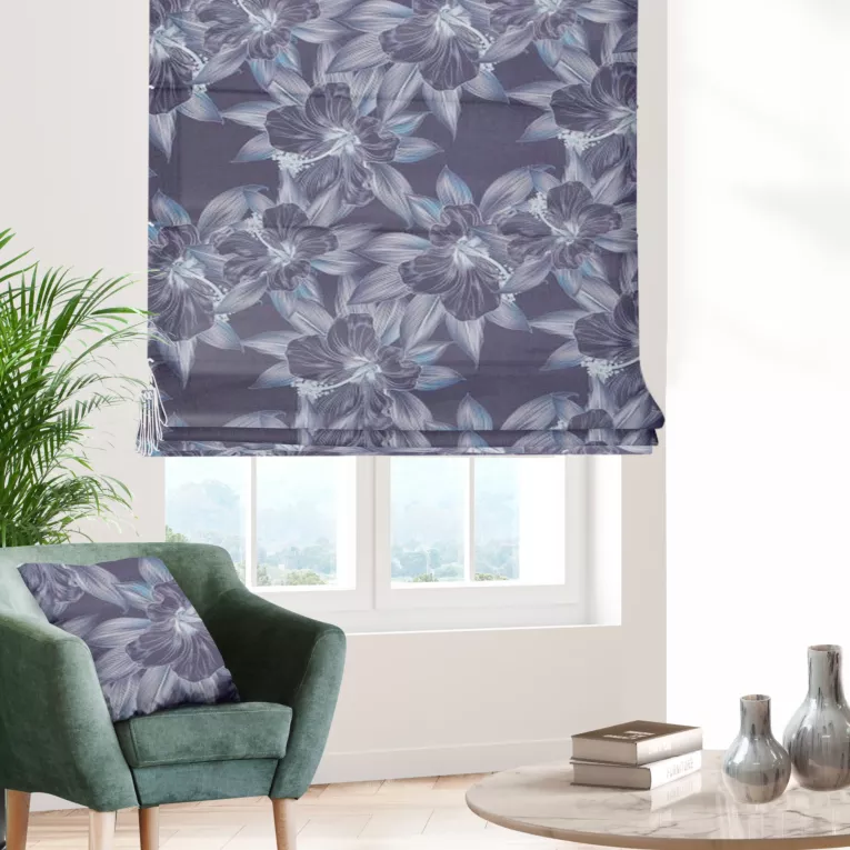 Roleta rzymska MARLENE granatowo niebieska z miękkiej tkaniny typu blackout drukowanej w duży kwiatowy wzór
