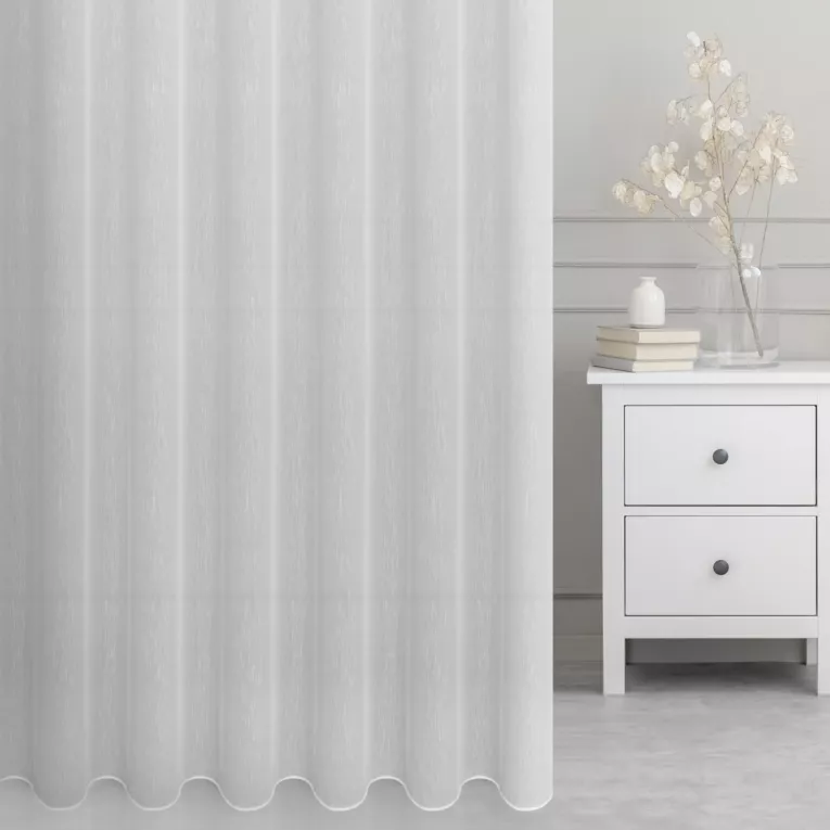 Firana szyta na flexach biała z miękkiej tkaniny o lekkim splocie i delikatnym połysku, wykończona obciążnikiem
