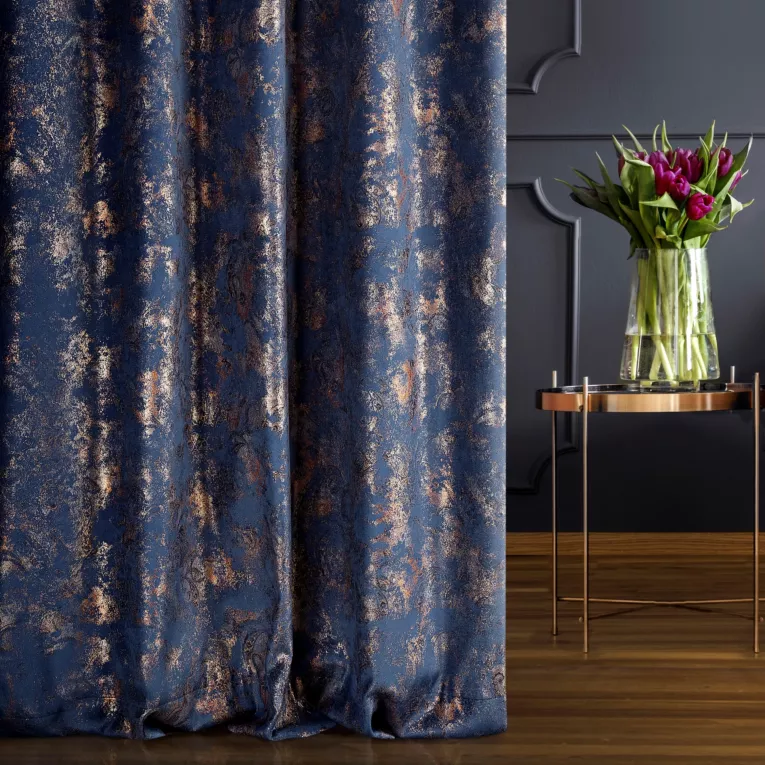 Zasłona szyta na przelotkach OMERTA granatowo miedziana z miękkiej, welwetowej tkaniny z nieregularnym nadrukiem Italissima Eva Minge
