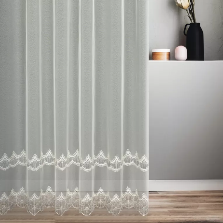 Firana szyta na taśmie 5 cm kremowa z matowej markizety zdobionej dwoma pasami aplikacji