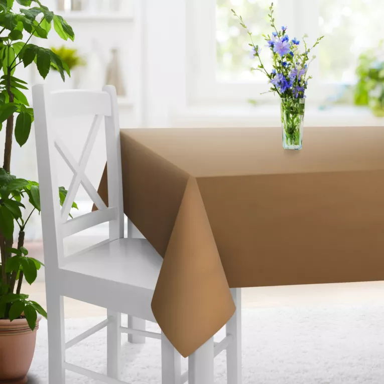 Obrus szyty złocisty z gładkiej zaciemniającej tkaniny typu dimout