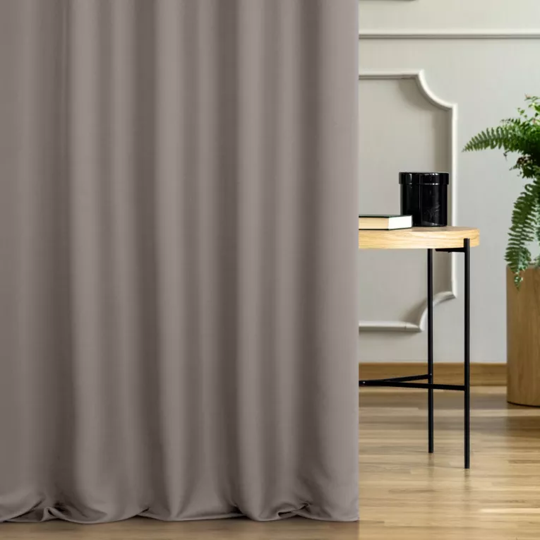 Tkanina zasłonowa zdobiona drobnym wzorem jodełki Eurofirany