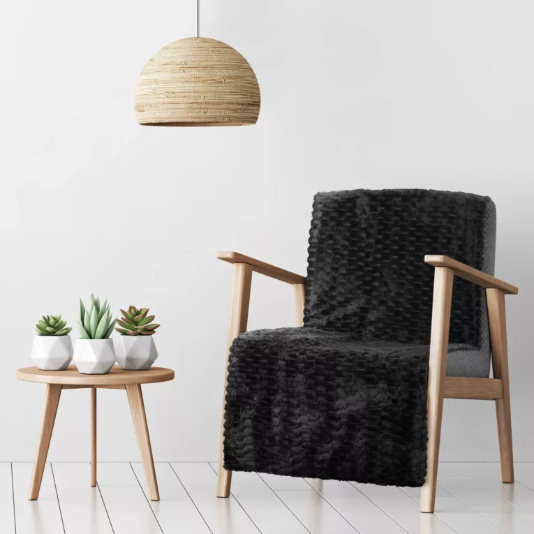 Narzuta na fotel-koc  70x160 cm czarna miękka w dotyku z wytłaczanym wzorem jodełki CINDY 5 DESIGN 91 Eurofirany