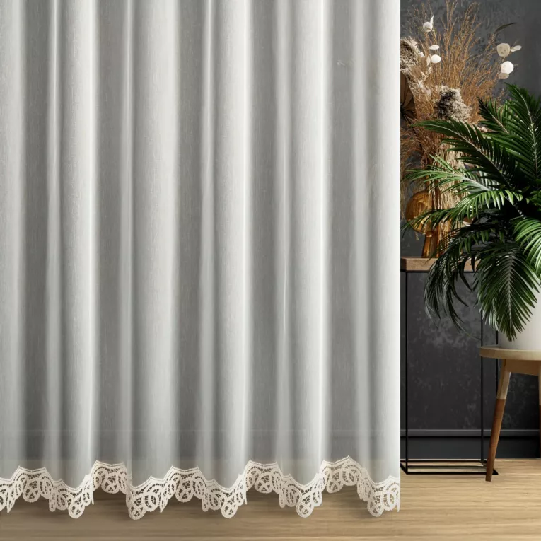 Firana szyta na taśmie 5 cm kremowo beżowa z matowej tkaniny z efektem deszczyku ozdobionej aplikacją