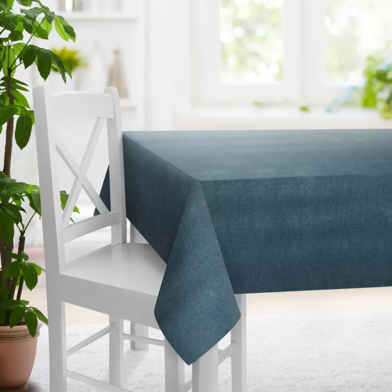 Obrus szyty jasnoniebieski z tkaniny szenilowej z efektem melanżu