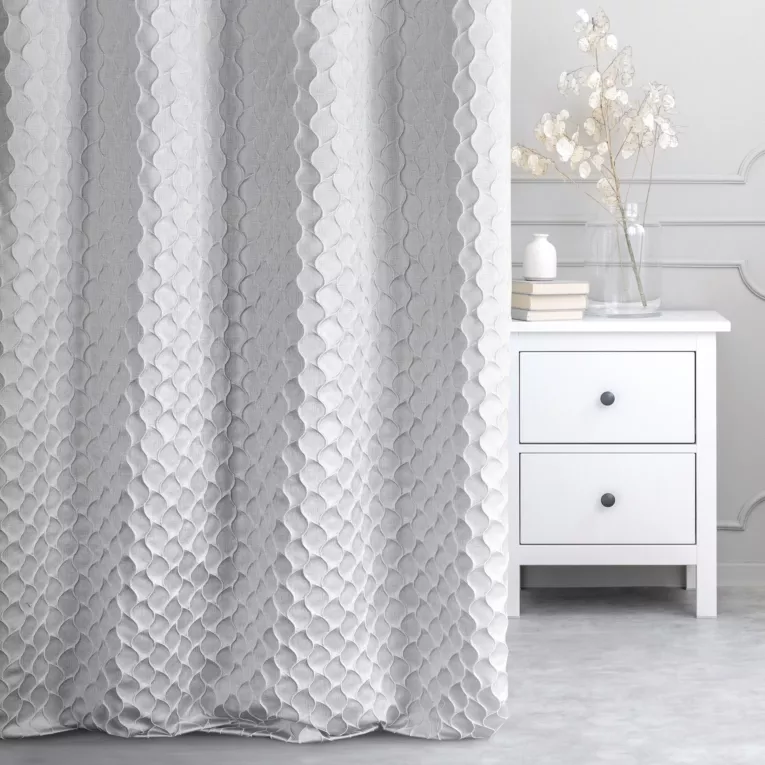 Zasłona szyta na przelotkach JEROME naturalna z tkaniny o symetrycznym wzorze 3D i lekkim połyskiem