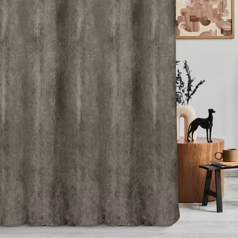 Zasłona szyta na przelotkach beżowa z tkaniny o szenilowej strukturze