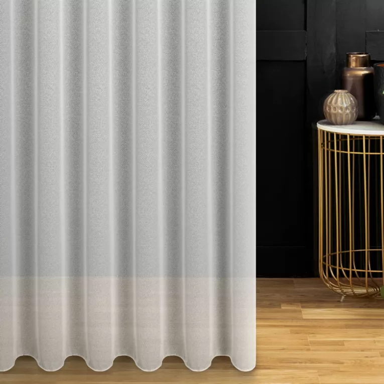 Firana szyta na flexach kremowa z miękkiej tkaniny w drobną krateczkę, wykończona obciążnikiem