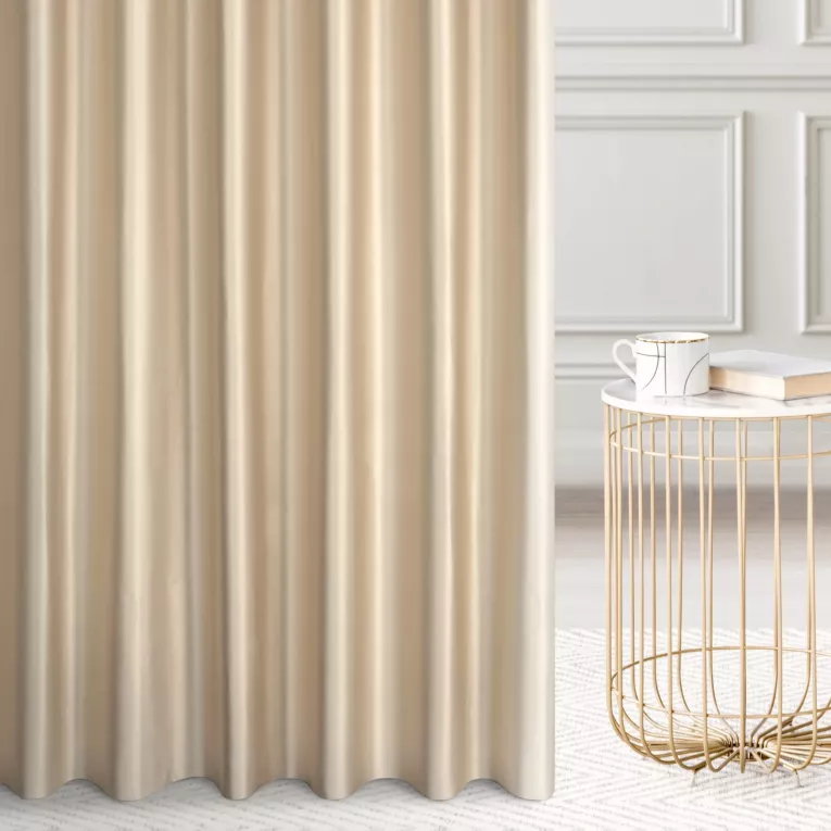 Zasłona szyta na tunelu złota z tkaniny o satynowym połysku zaciemniającej w 100%