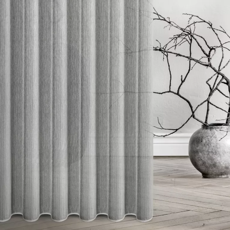 Firana szyta na przelotkach srebrna z delikatnej tkaniny typu deszczyk wykończona obciążnikiem