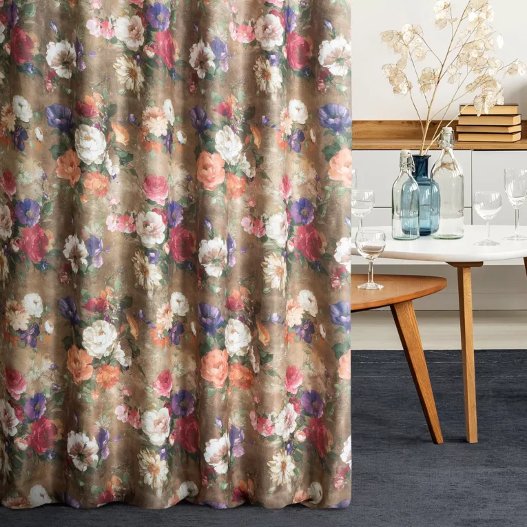 Zasłona szyta na flexach jasnobrązowo różowa z miękkiej tkaniny typu blackout drukowanej w kwiatowy wzór