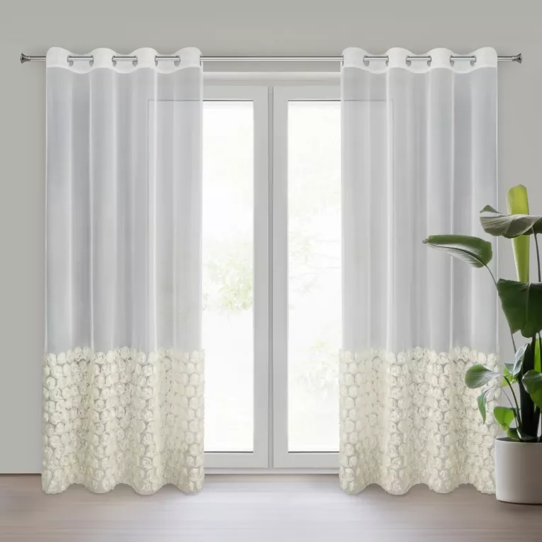 Zasłona kremowa zdobiona pasem aplikacji róż 3D 140x250 cm przelotka ROSES Ewa Minge Eurofirany