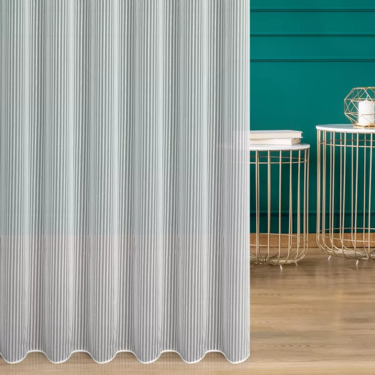 Firana szyta na taśmie fala biało jasnozłota tkanina w cienkie pionowe pasy, zdobione połyskującą nicią w złotym kolorze, wykończona obciążnikiem