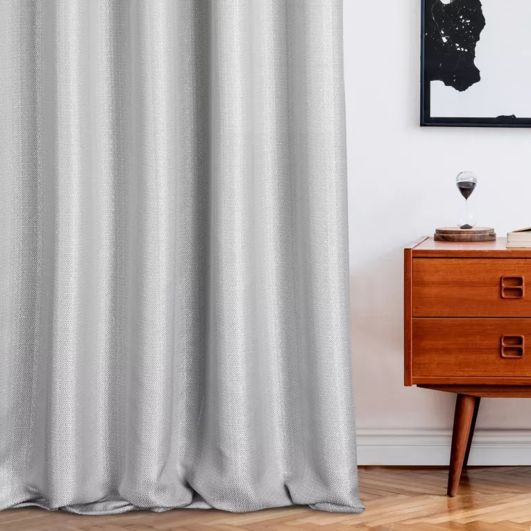 Zasłona szyta na flexach srebrna z tkaniny o grubym splocie przetykanej błyszczącą nicią