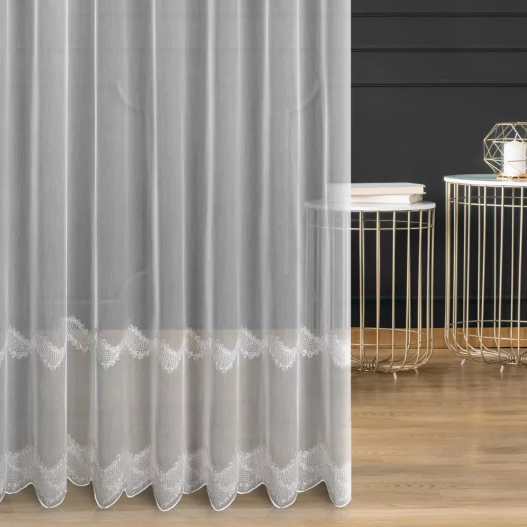 Firana szyta na przelotkach LEANDRA biało szara z matowej tkaniny haftowanej w falujący wzór